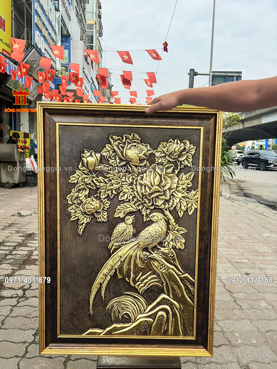 Treo tranh uyên ương viên mãn tại không gian phòng khách sang trong